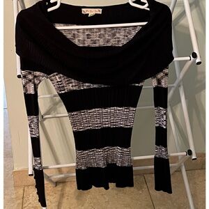 This sweaters thickness is thin. The colors are black, white, & gray.